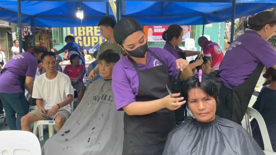 Una escuela ofrece cortes de pelo gratis ante el calor extremo en Filipinas