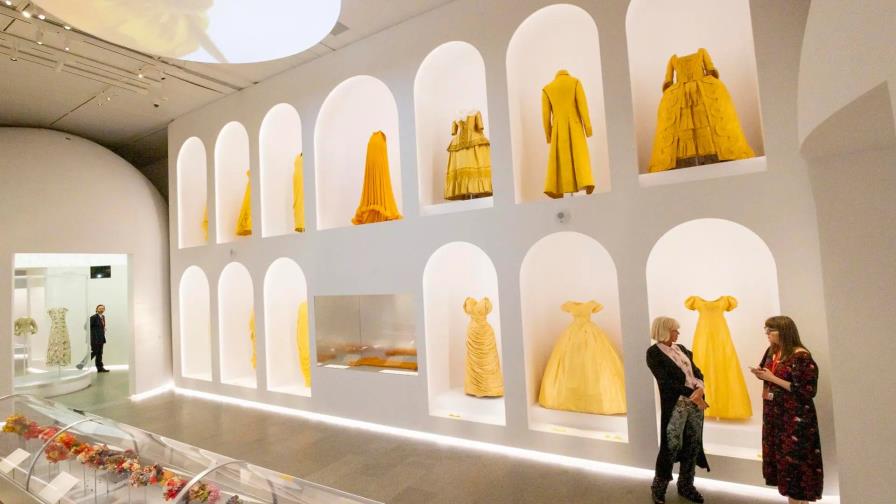 El Met revive más de 200 vestidos históricos en una exposición para los cinco sentidos