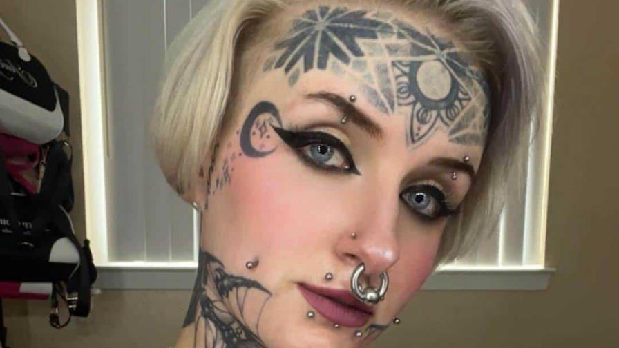Empresa rechaza joven buscaba empleo y ella asegura que es por sus tatuajes