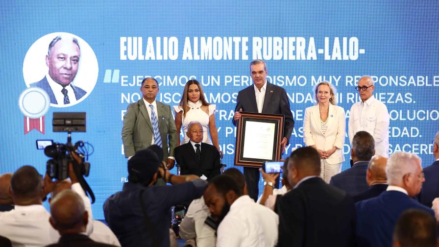 Entregan Premio Unesco a la Libertad de Prensa al periodista Eulalio Almonte Rubiera