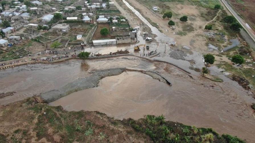 Aguas torrenciales desbordan el canal del río Masacre, en Haití