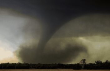 Unos 70 millones de personas avisadas de tornados y granizadas en región central de EE.UU.