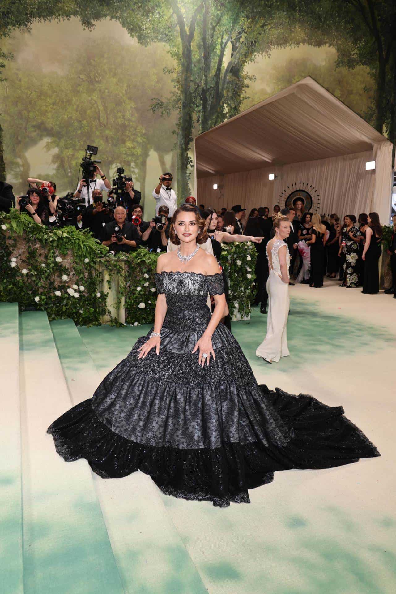 Penélope Cruz llega a la alfombra roja del Met Gala 2024, el evento anual a beneficio del Instituto del Traje del Museo Metropolitano de Arte, en Nueva York, Estados Unidos, el 6 de mayo de 2024. El evento coincide con la exposición de primavera 2024 del Instituto del Traje del Met, titulada 'Bellezas Dormidas: Reavivando la Moda', que estará en exhibición desde el 10 de mayo hasta el 2 de septiembre de 2024.