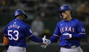 Cuadrangular de tres carreras de Corey Seager en la 8va da remontada a Rangers 4-2 ante Atléticos