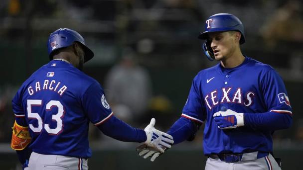 Cuadrangular de tres carreras de Corey Seager en la 8va da remontada a Rangers 4-2 ante Atléticos