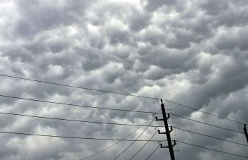 Un tornado golpea una pequeña localidad de Oklahoma durante fuertes tormentas en el centro de EEUU