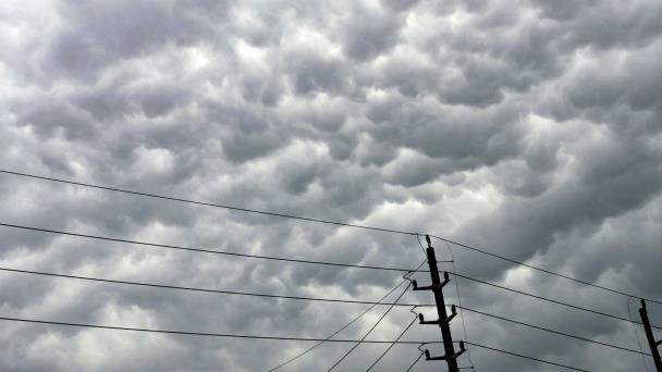 Un tornado golpea una pequeña localidad de Oklahoma durante fuertes tormentas en el centro de EEUU