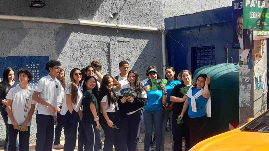 Colegio ABC dona contenedor para reciclaje al sector El Manguito