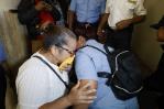 Se desmayan en el Palacio de Justicia joven acusado de hackeo y su padre Se desmayan en el Palacio de Justicia joven acusado de hackeo y su padre