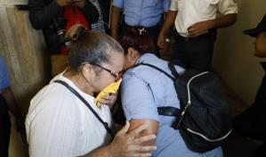 Se desmayan en el Palacio de Justicia joven acusado de hackeo y su padre