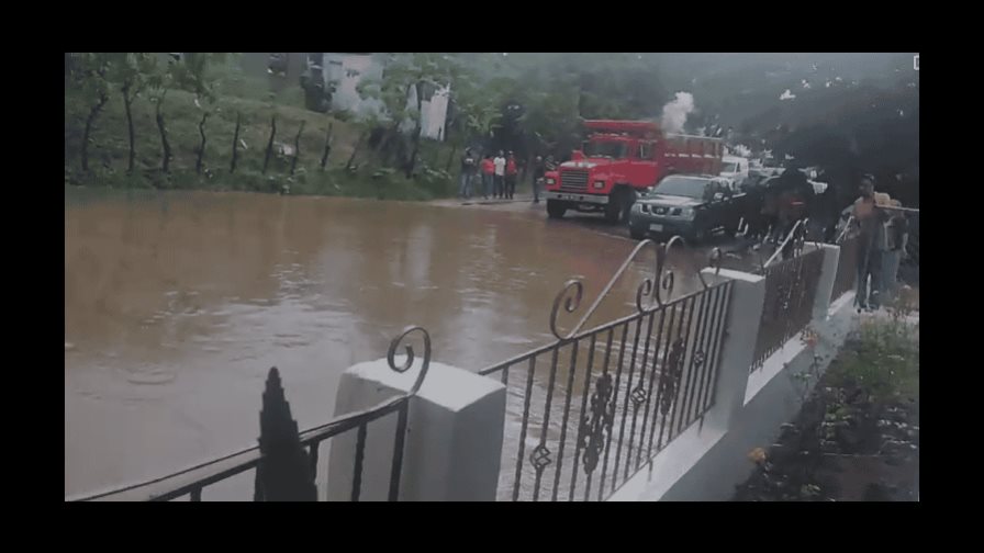 Lluvias provocan derrumbe de pared en liceo de Villa Los Almácigos