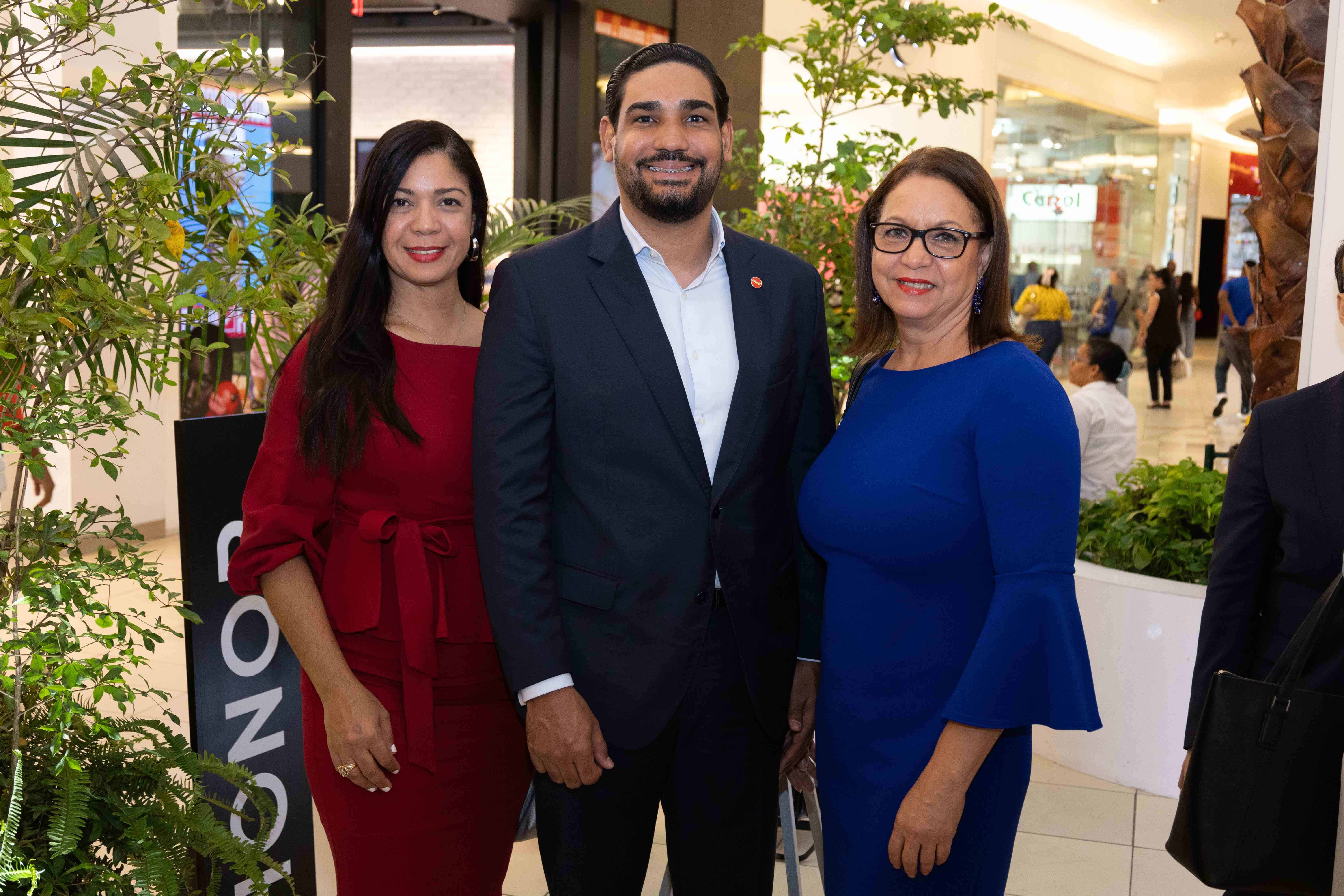 Alexandra Pérez, Larry Martínez y Rosmery Grullon.