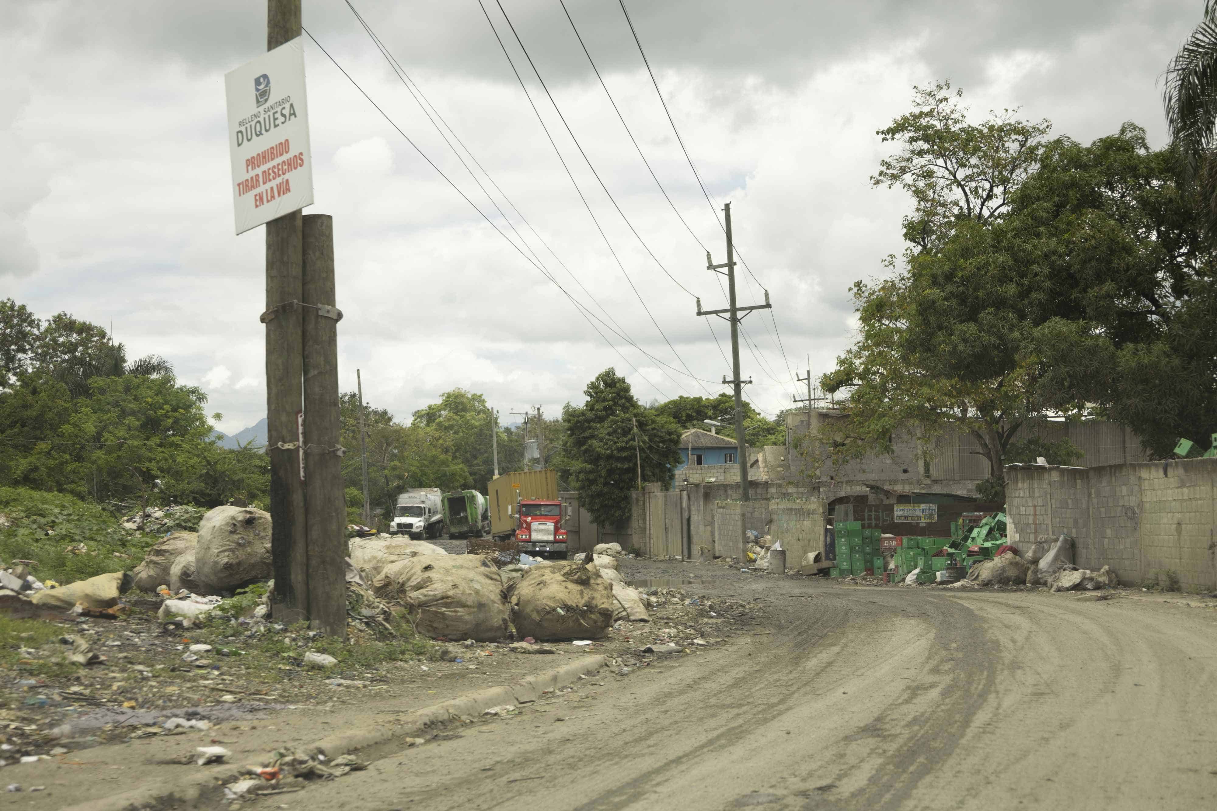 Dsde hace caso dos años se trabaja en las carreteras que dan acceso al vertedero de Duquesa.