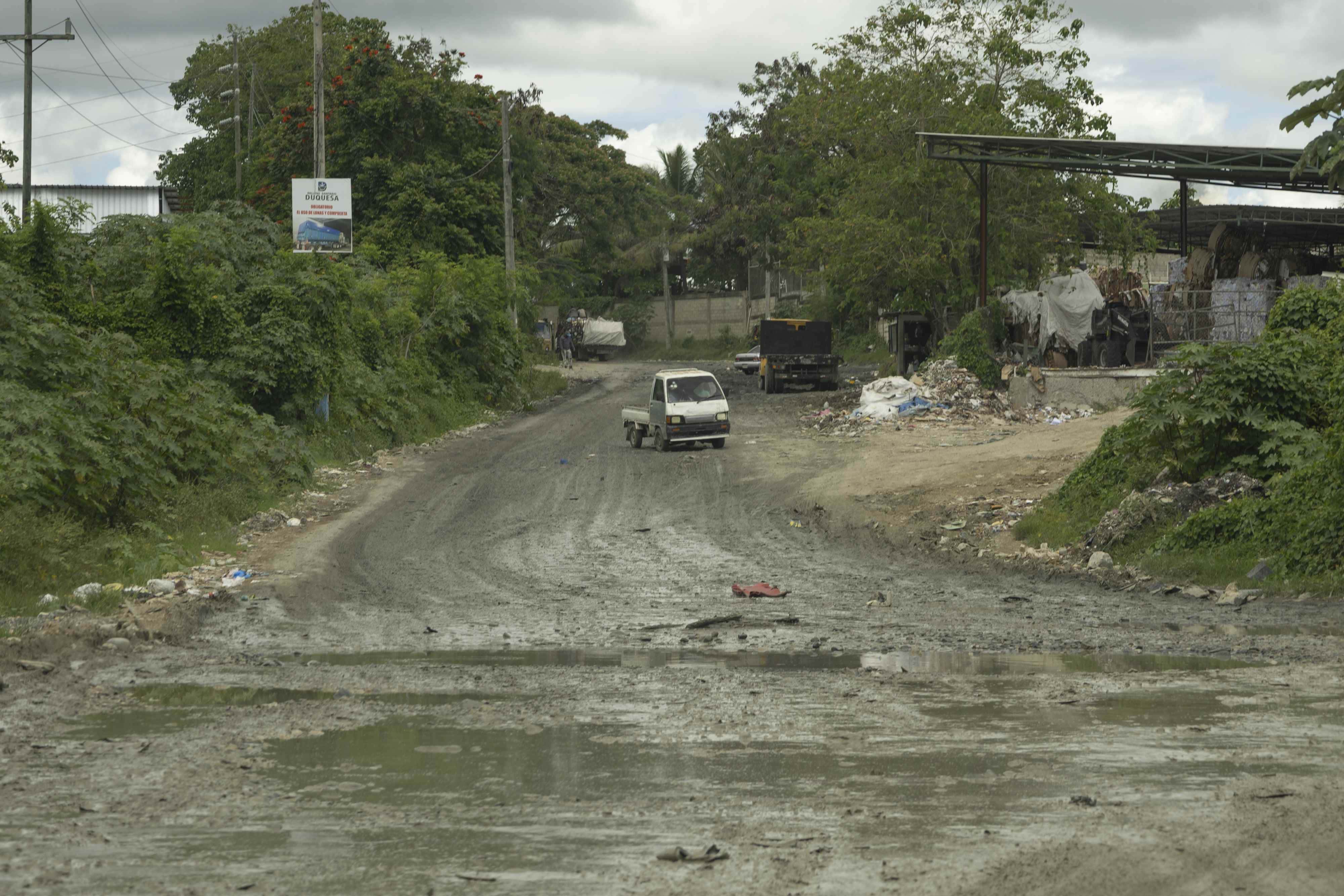 Lodo y agua en la carreters Los Casabes.