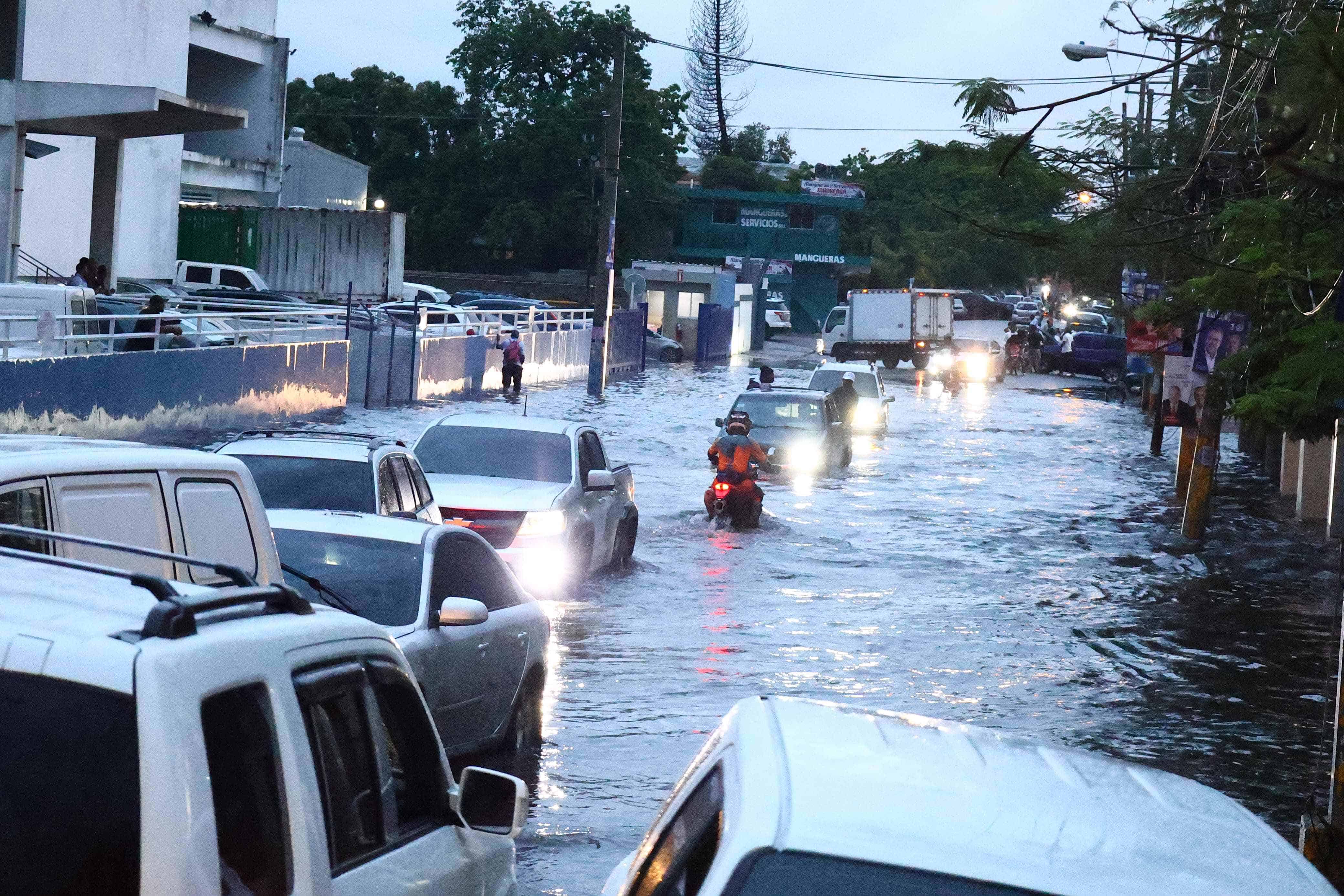 Charco en la calle Doctor Defilló casi con John F. Kennedy en el Distrito Nacional. 