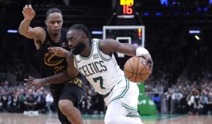 Brown y White lucen en los triples; Celtics pegan primero en serie ante Cavs