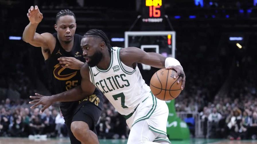 Brown y White lucen en los triples; Celtics pegan primero en serie ante Cavs