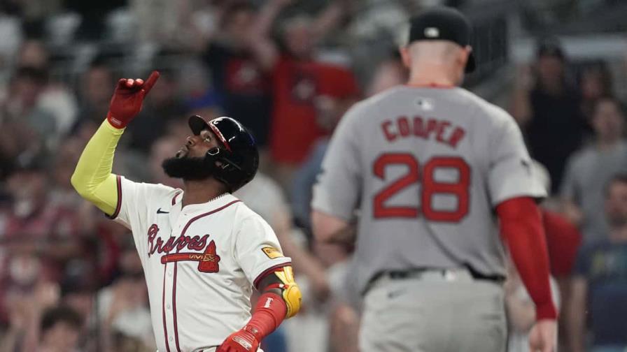 Ozuna pega sencillo decisivo; Bravos vencen a Medias Rojas y cortan mala racha