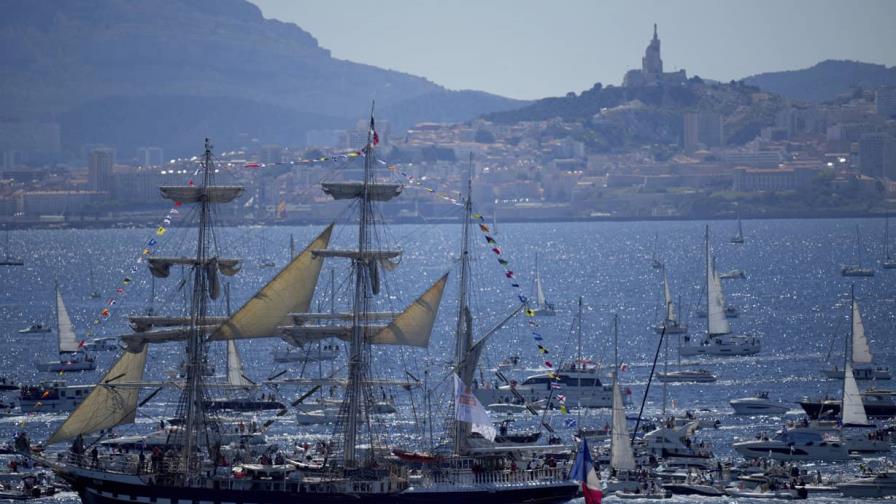 El velero con la llama de los Juegos Olímpicos de París 2024 llega a Marsella