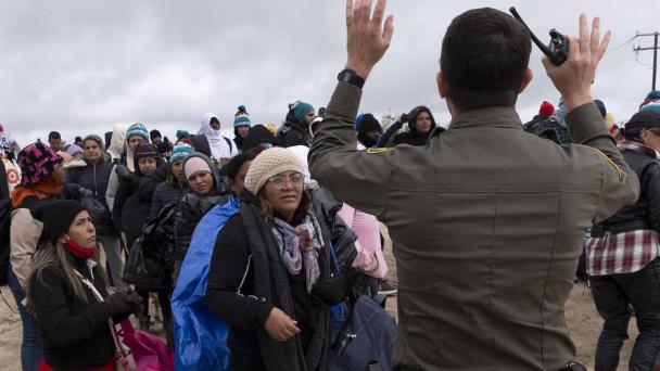 EE.UU. acelera los procesos judiciales para migrantes adultos que ingresen solos al país