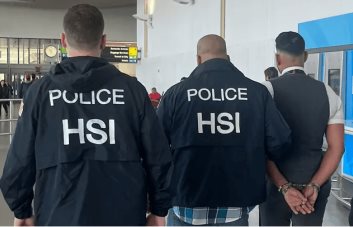 Cuatro auxiliares de vuelos acusados de contrabandear US$8 millones desde NY a República Dominicana