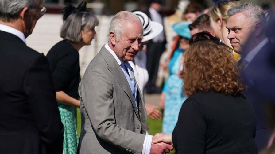 Carlos III asiste sonriente a una fiesta en los jardines del palacio de Bukingham