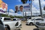 Colocan de nuevo valla publicitaria aplastó vehículos en Santiago al ser derribada por un ventarrón