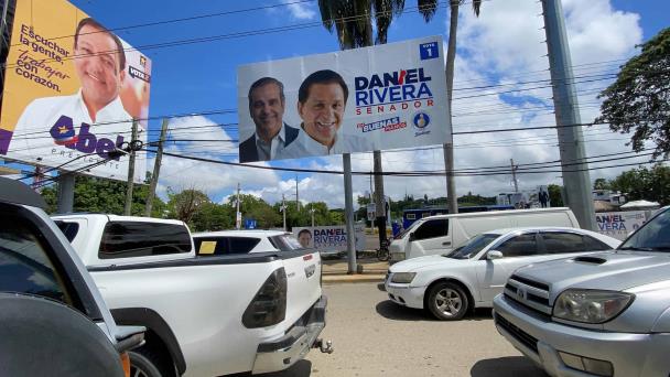 Colocan de nuevo valla publicitaria aplastó vehículos en Santiago al ser derribada por un ventarrón