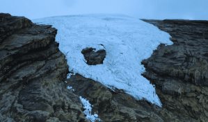 Un glaciar quebrado por las temperaturas récord en Colombia