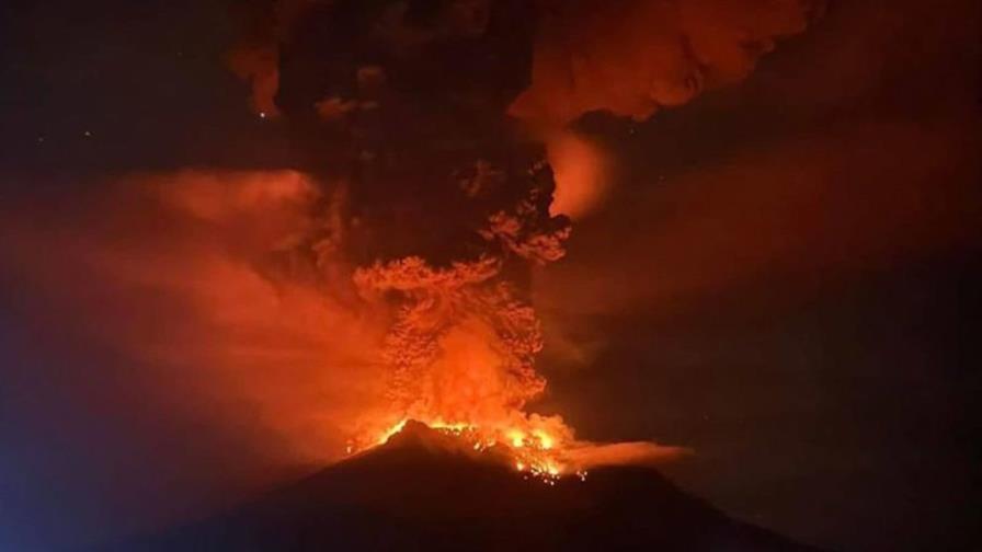 Entra en erupción un volcán en el este de Indonesia