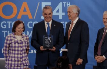 Luis Abinader, primer presidente dominicano en recibir premio de liderazgo en las Américas
