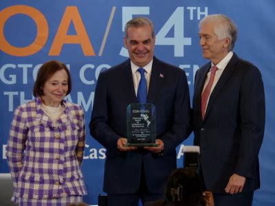 Presidente Luis Abinader recibe premio en Conferencia de las Américas