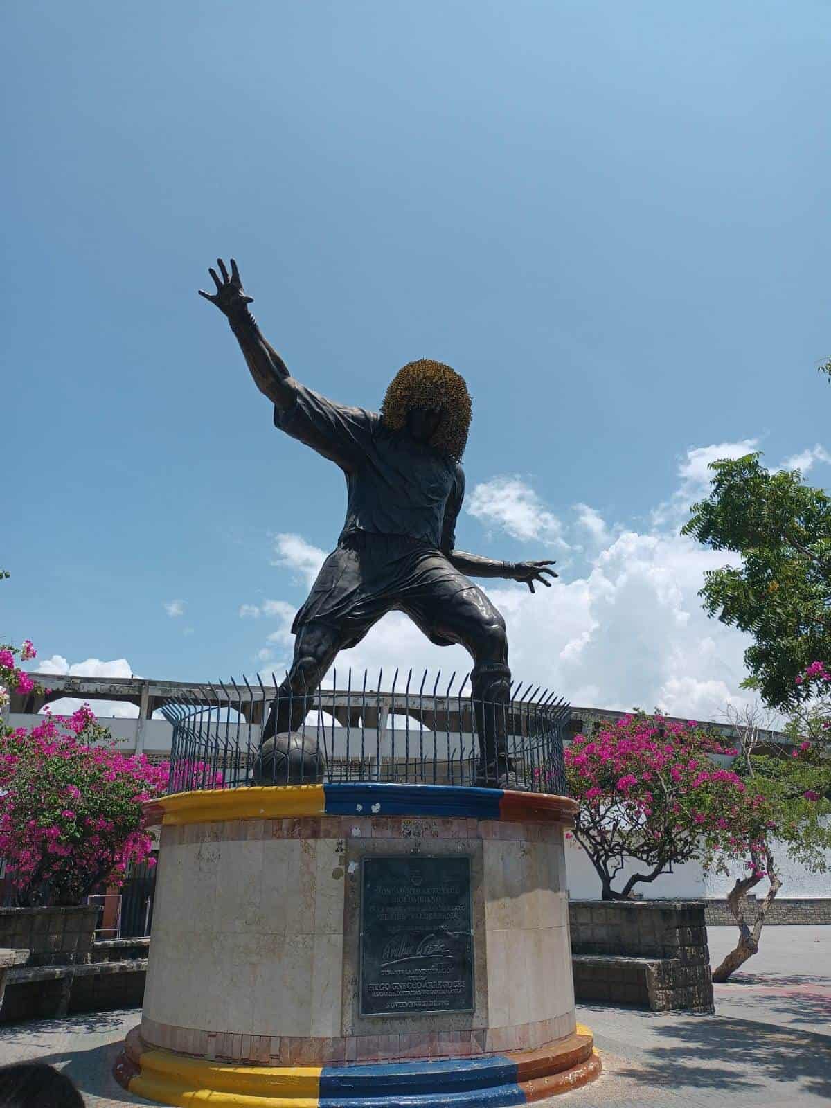 La estatua en honor al futbolista El Pibe Valderrama frente al estadio Eduardo Santos.
