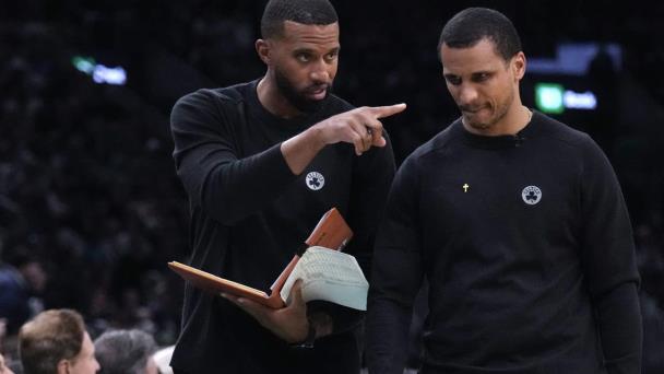 Hornets nombran a Charles Lee, asistente de Celtics, como nuevo entrenador