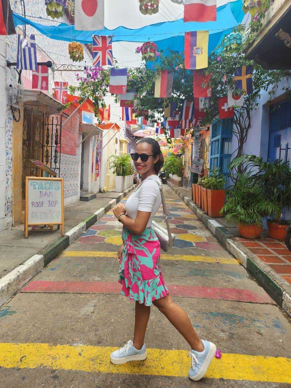 El barrio Getsemaní es un spot fotográfico dondequiera. Una de las viajeras dominicanas posa en la calle.