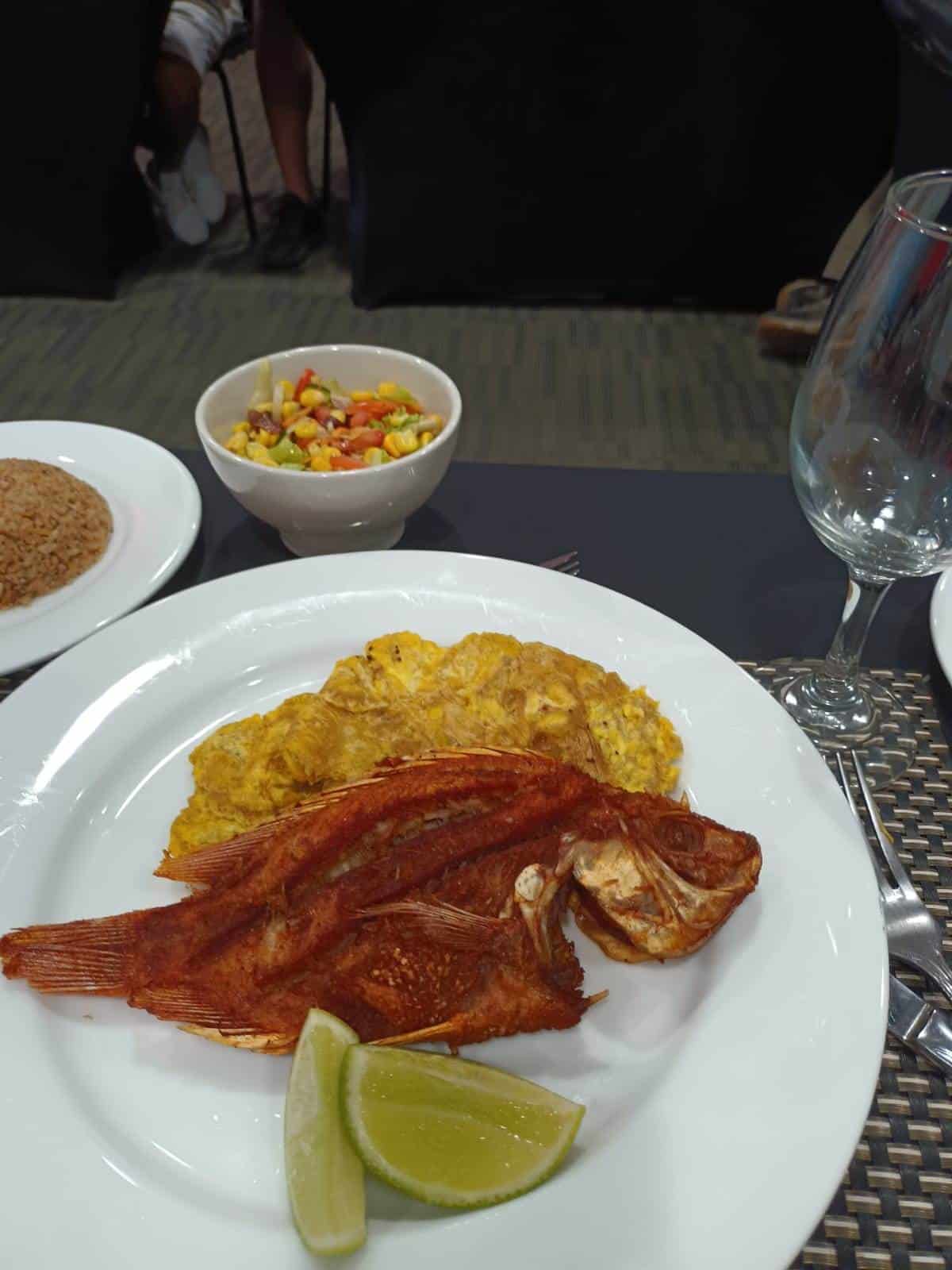 Los pescados con patacones son parte de la oferta de Santa Marta. Una opción culinaria es el hotel Best Western.