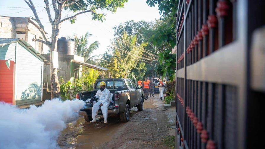 El Ejército fumiga contra el dengue en Haina y Guerra