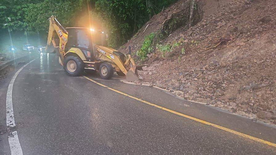 Derrumbes de tierra afectan tránsito en carretera Casabito-Constanza