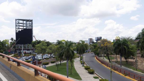 Construyen en Los Próceres con Kennedy la valla publicitaria más grande del Caribe