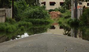 Residentes en Santo Domingo Oeste temen enfermedades tras inundaciones por lluvias