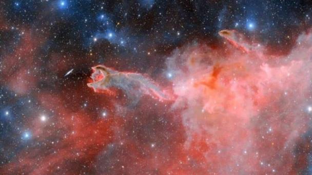 Observan la “Mano de Dios” emergiendo desde una nebulosa
