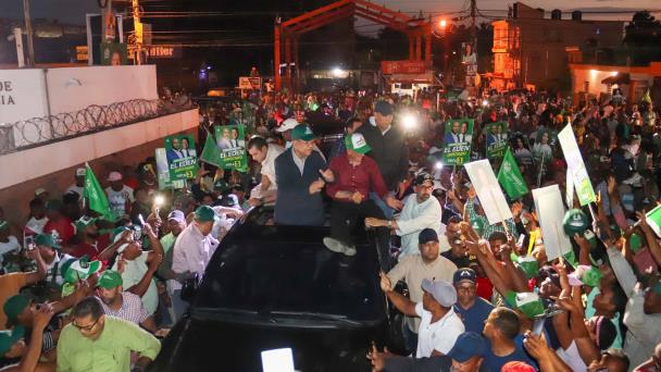 Leonel Fernández encabeza marcha-caravana en Azua