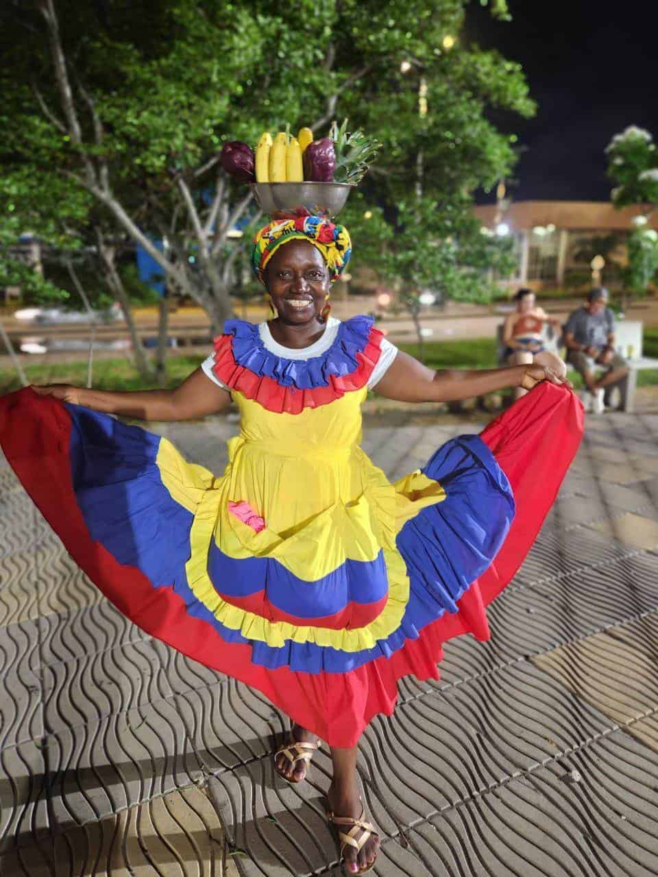 Las negras palenqueras son un símbolo de Cartagena. Ellas cobran por fotografías y a la vez venden productos.