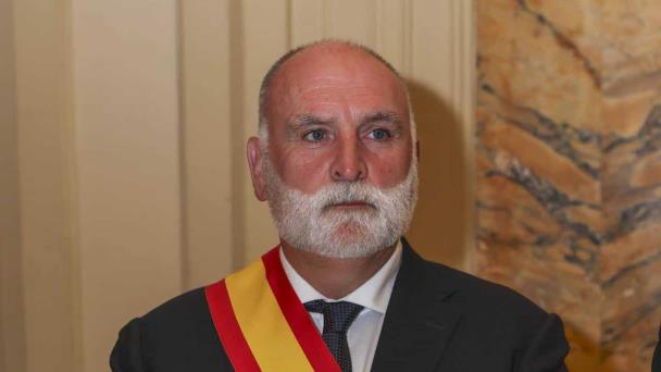 La Armada española condecora al chef José Andrés por su generosidad con los desfavorecidos