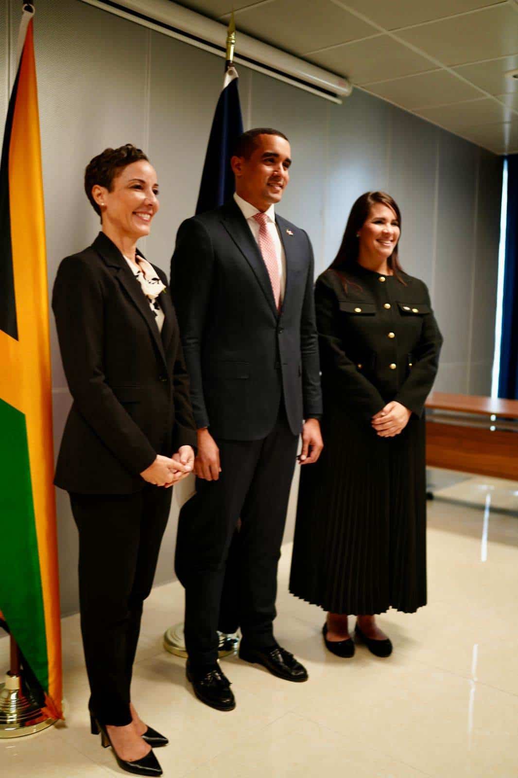La ministra de Relaciones Exteriores de Jamaica Kamina Johnson Smith y el viceministro dominicano José Julio Gómez y la embajadora dominicana Angie Martínez.