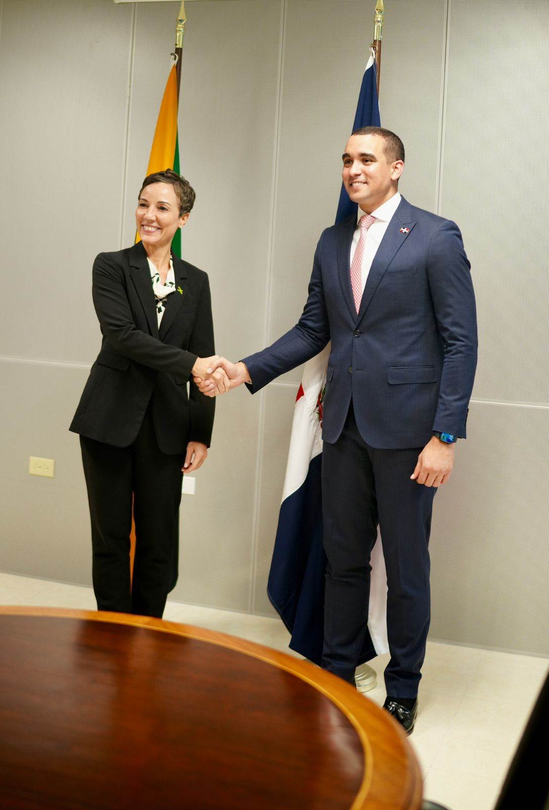 La ministra de Relaciones Exteriores de Jamaica Kamina Johnson Smith y el viceministro dominicano José Julio GZmez.