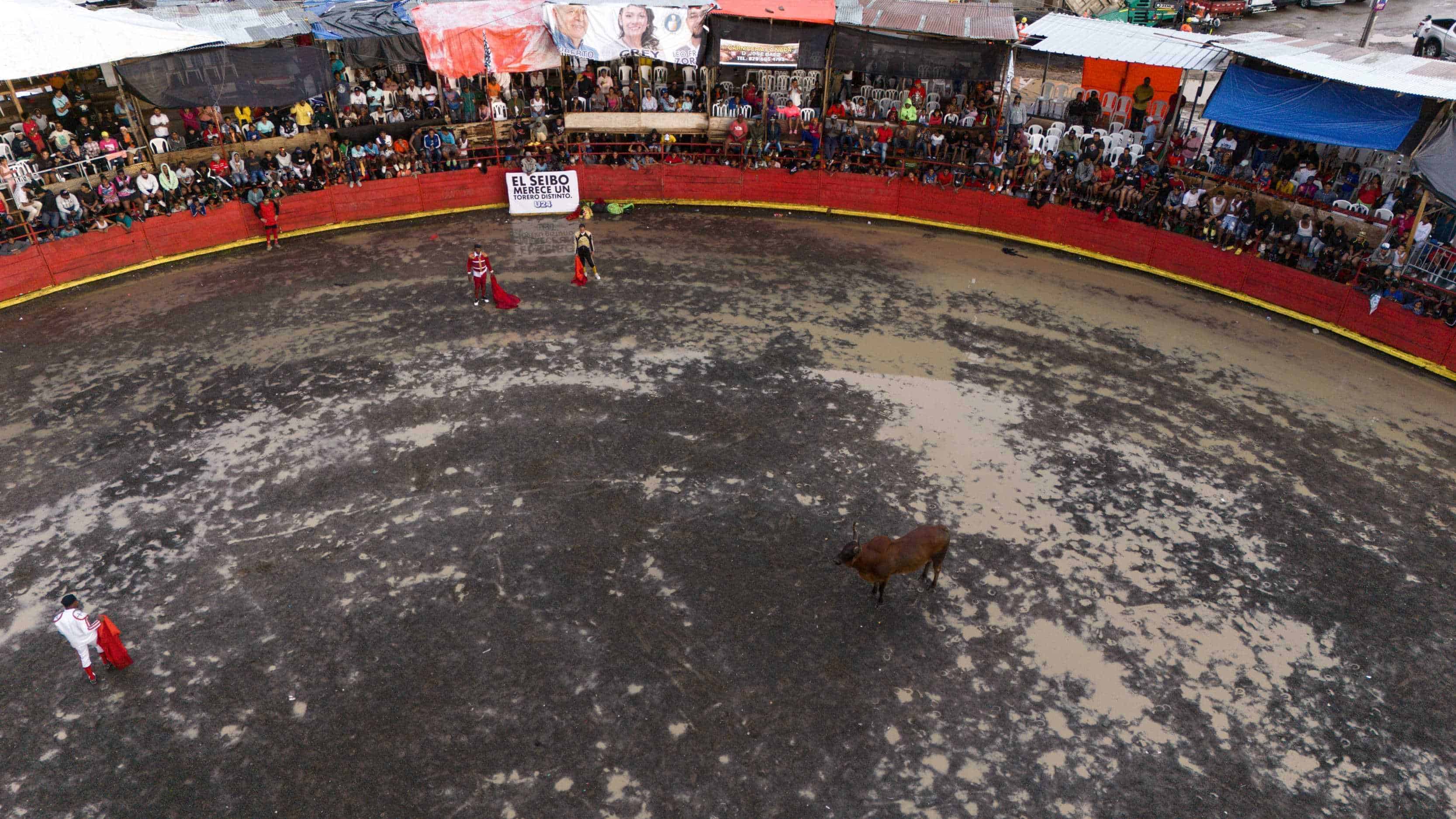 La gente de El Seibo espera que las autoridades construyan una verdadera plaza de toros. 