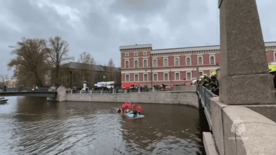 Siete personas mueren en la caída de un bus en un río en San Petersburgo