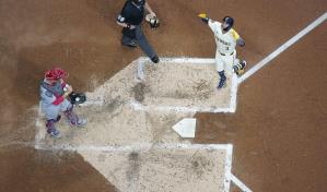 Cerveceros pegan 3 jonrones ante Gray; derrotan 7-1 a Cardenales