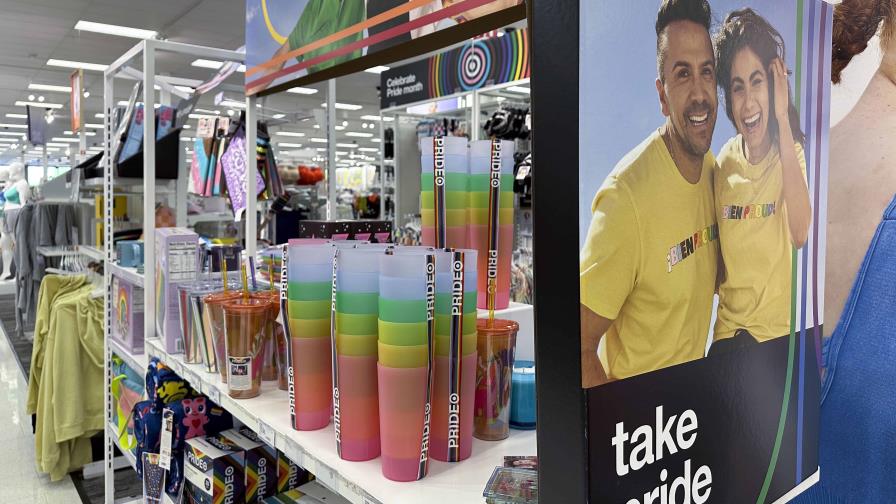 Target reducirá el número de tiendas que ofrecen mercancía del Orgullo LGBTQ tras críticas